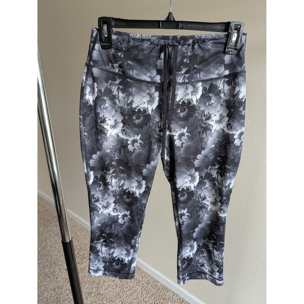 Danskin Now Womens Small 4-6 Capri Leggings Black Gray Floral Halftone DNL28120